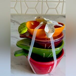 Beautiful vegetable theme measuring cups.